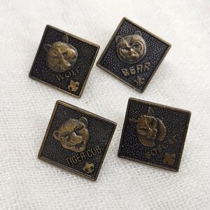 Vintage BSA Parent Pins Set of 4 Bobcat Wolf Bear Tiger Cub Buttons Cub Scouts
